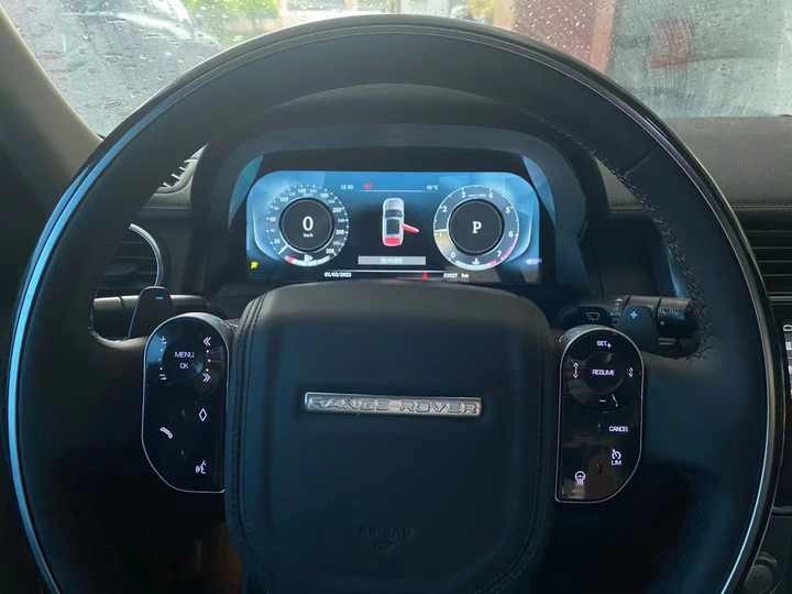 Rapid boot times enable immediate data presentation on the Land Rover Discovery 4 digital dashboard.