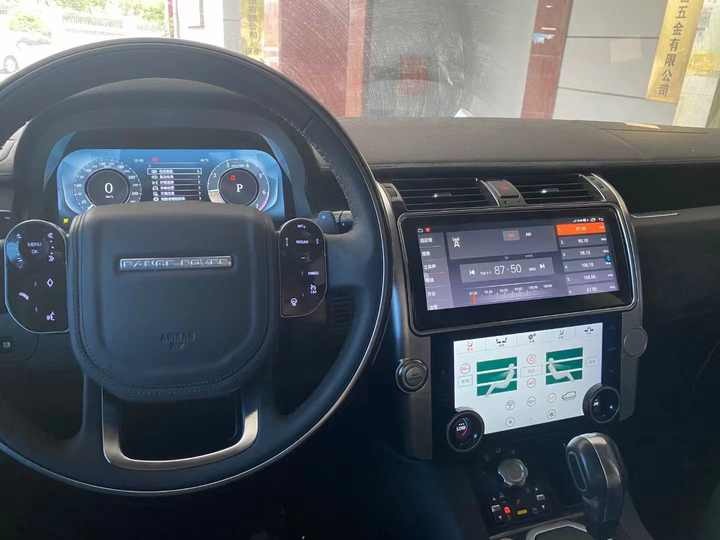 This digital instrument cluster retains all original vehicle information for Land Rover Discovery 4 models.