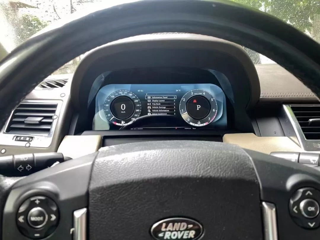 Configurable dial layouts customize the appearance of the Land Rover Discovery 4 digital cluster.
