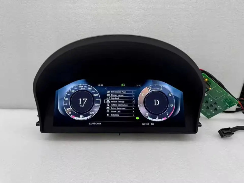 The Virtual Cockpit accurately shows tire pressure information for the Land Rover Range Rover V8 L322.