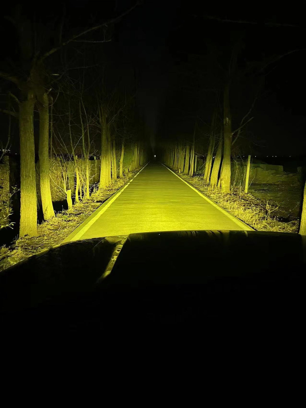 Improve your Land Rover Defender with durable yellow LED fog lights. Benefit from free global shipping, a one-year warranty, and easy installation.