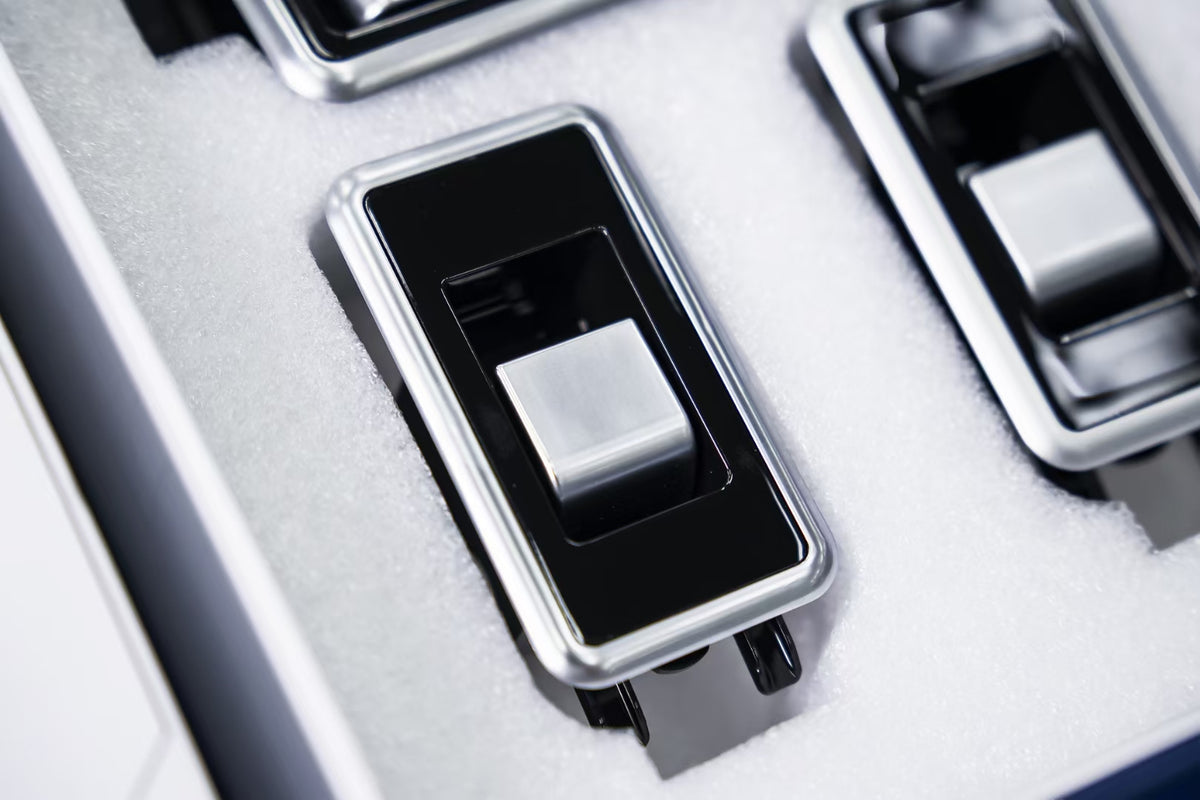 Experience easy control and a modern look. Shop now for our LCD touch screen Window Switch SET for Range Rover. Easy installation By Euronavigate!